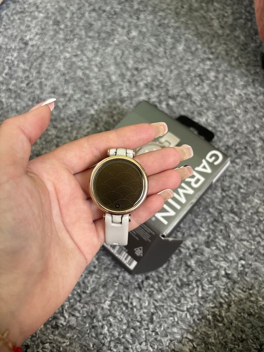 Продава се часовник Garmin Lily