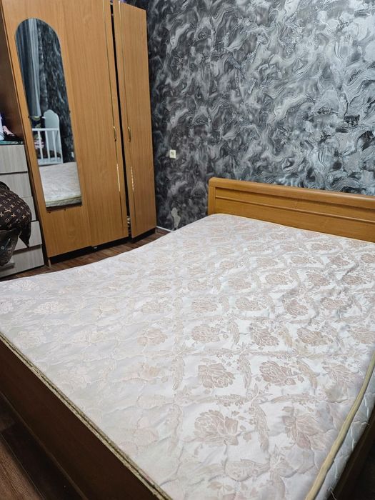 Кровать двуспальная с матрасом