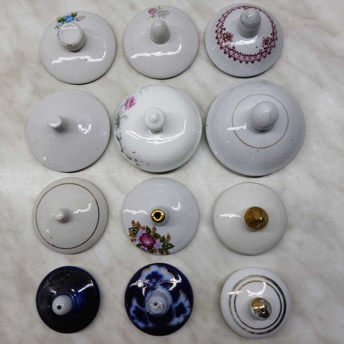 Мантышница,сковородка и разные крышечки для посуды.