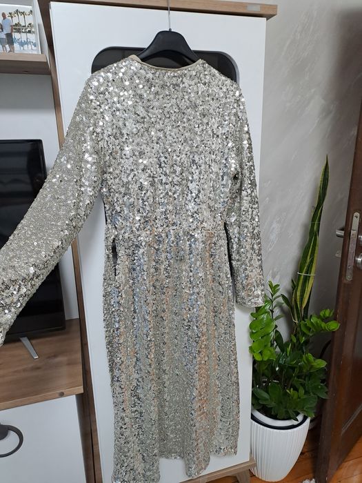 Елегантна рокля с пайети