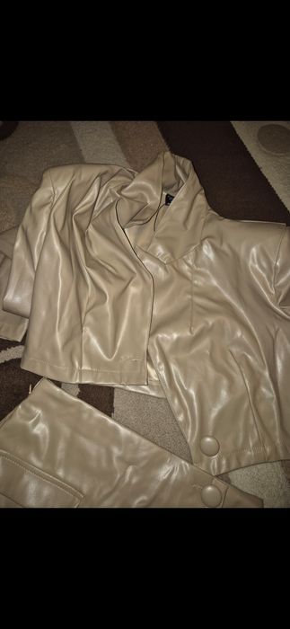 Бежов кожен сет пола панталон и синя рокля