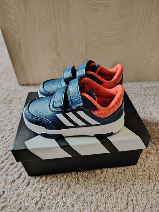 Нови обувки Адидас размер 24