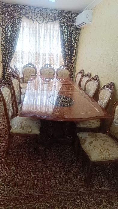 Дубайский стол, 12 стульев, трюмо. Качество отличное. Импортные.