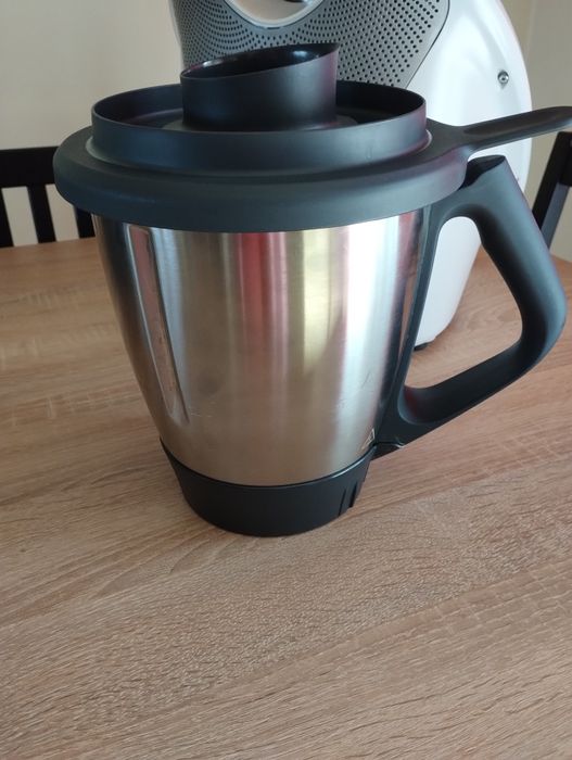 Thermomix cu două boluri și doi fluturi.