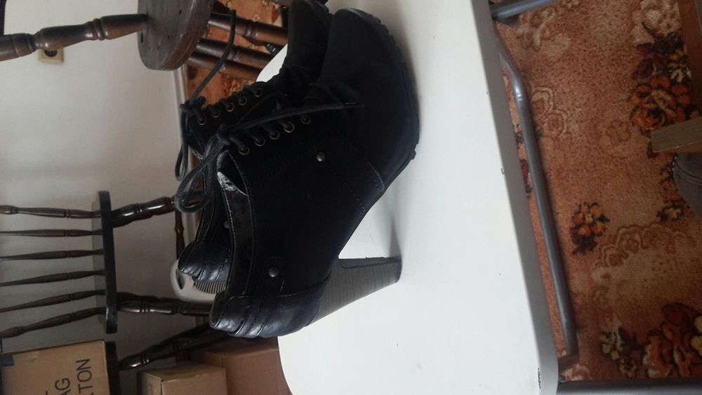 Дамски запазени обувки