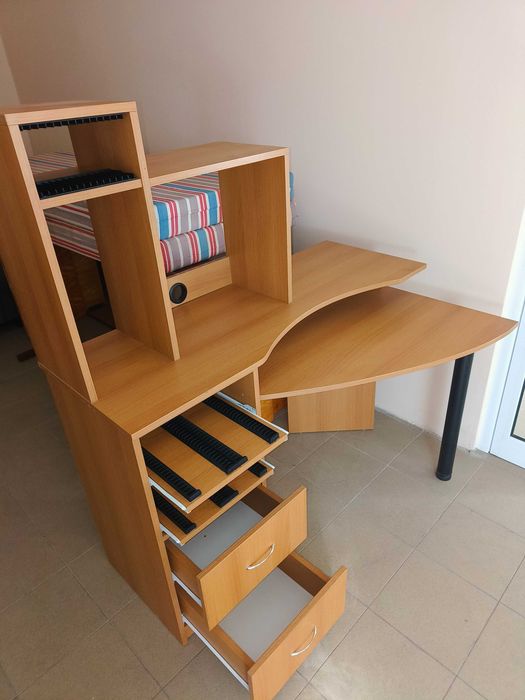 Продавам запазено ъглово бюро