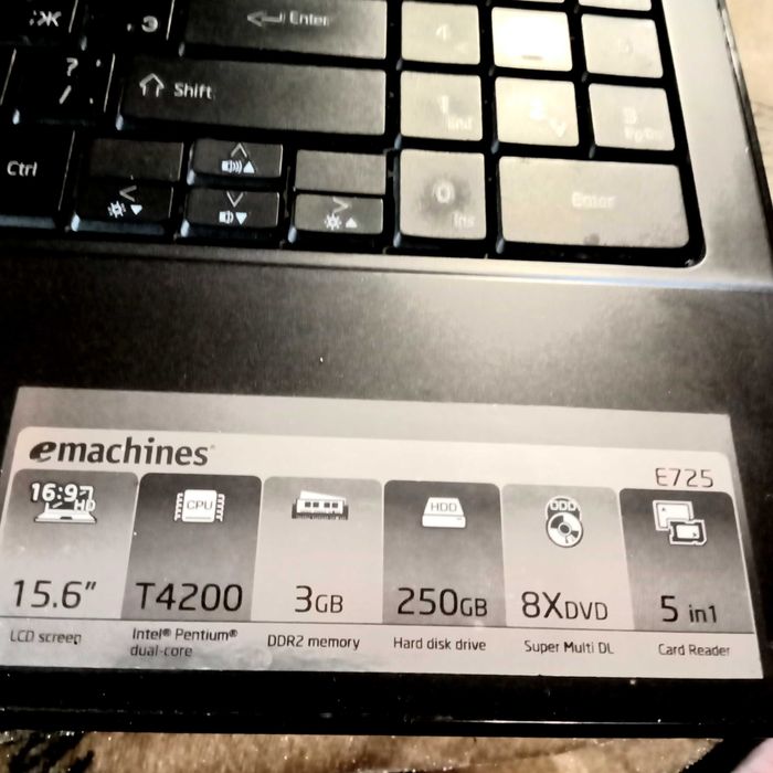Ноутбук  ЕМАШИНЕС виндовс 7