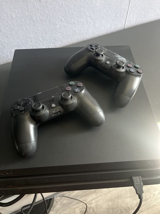 Продаю ps4 pro в отличном состоянии