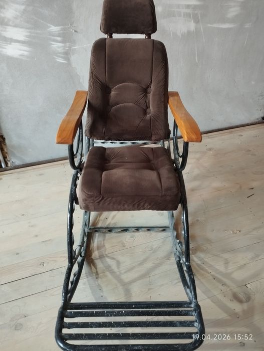 Кресло качалка сотилади.