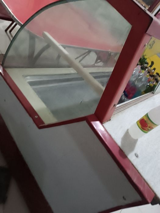 Vetrena xolodilnik sotiladi narxini kelishamz ishlab turgan xolodilnik