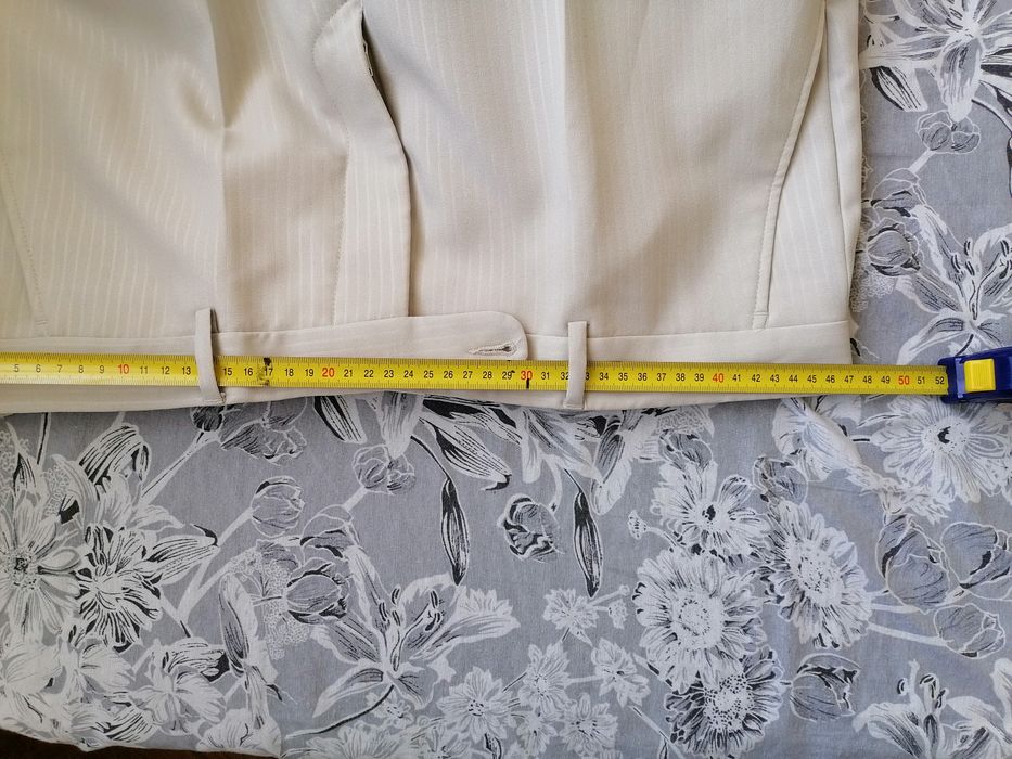 Продавам: Костюм