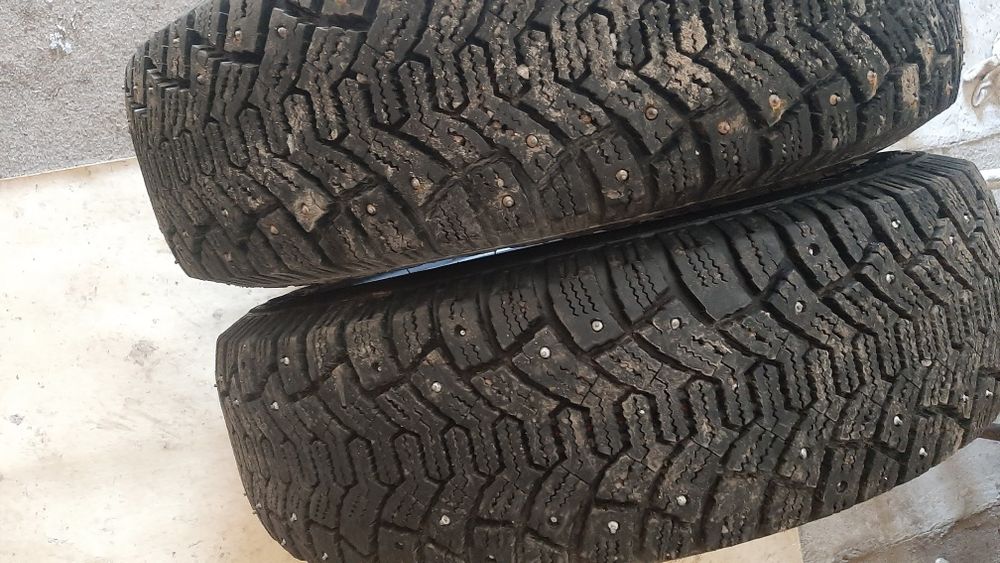 Продаю две покрышки зимнии