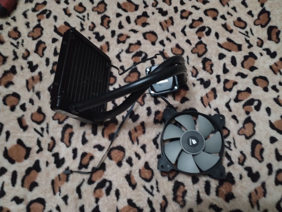 Cooler corsair lichid cu ventilator