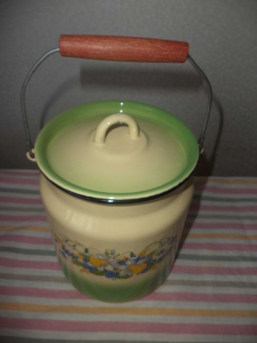 Эмалированная посуда новая и б/у: 2 ведра, бидон, чайник