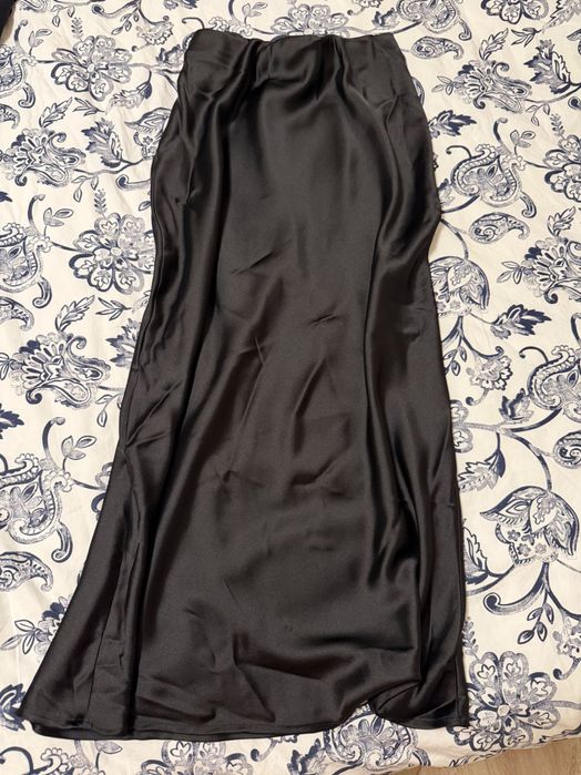 Черна сатенена пола Zara S - нова