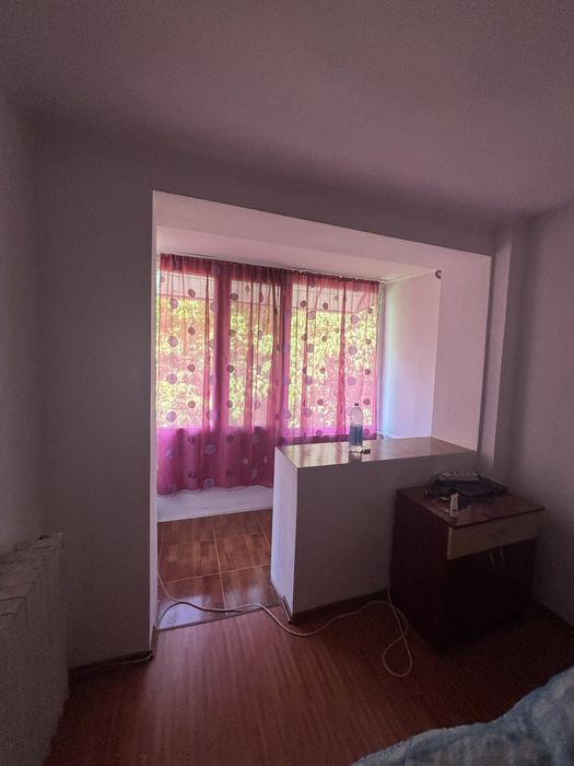 De vânzare apartament compus din  - 3 camere  - balcon închis complet  - bucătărie închisă  - centrala proprie ( gaz ) - semi mobilat  Info 0732871708