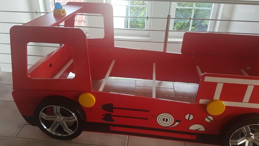 Pat in forma de masina de pompieri