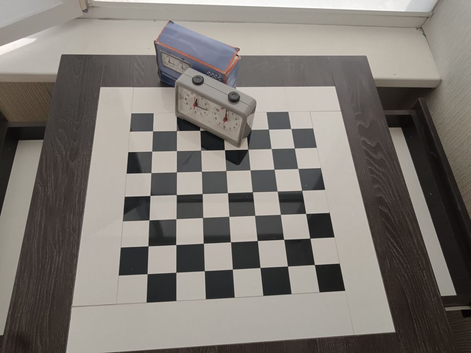 Стол универсальный, с двумя пуфами