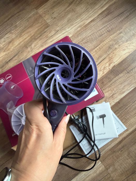 Нов сешоар Philips 2100 W с приставка Thermo Protect