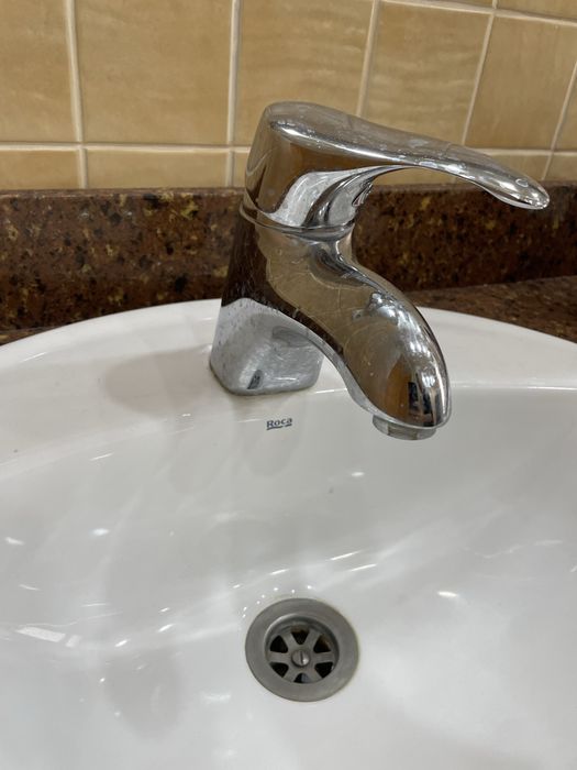 Продаю сантехнику: ванна (джакузи), унитаз, биде, смесители.