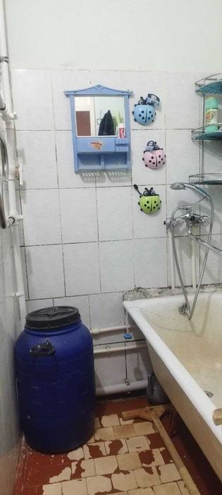 Продаю в 3 ом микрорайоне 2 этаж. 3 х комнатный кв.