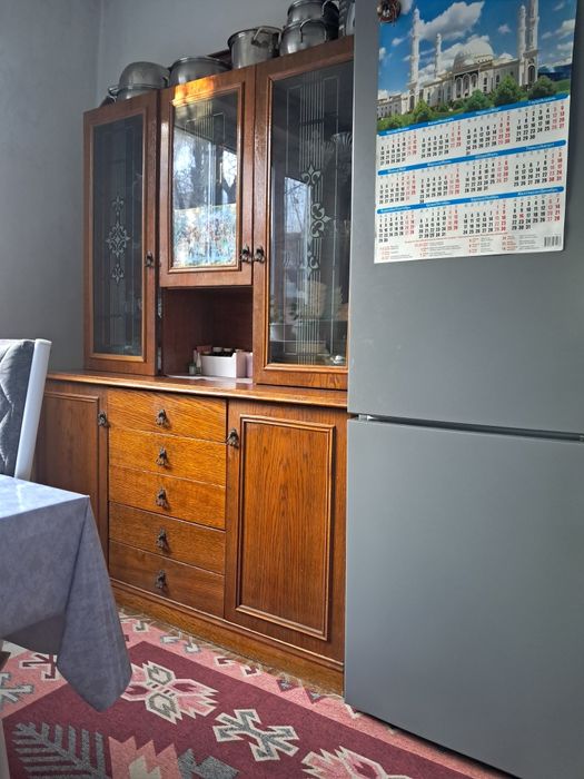 Шкаф сервант из натурального дерева