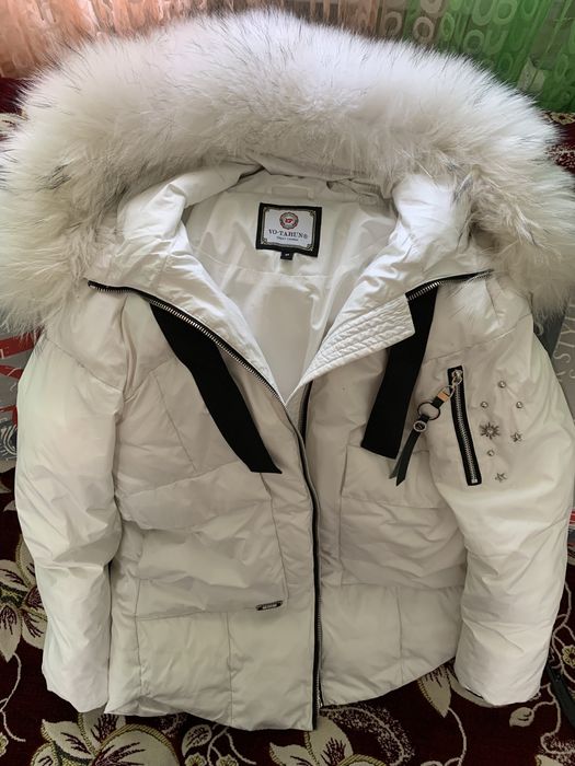 Белый пуховик