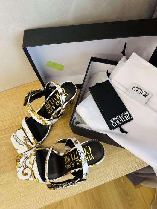 НОВИ Оригинални Сандали Versace Jeans Couture Бели 38 Дамски Обувки