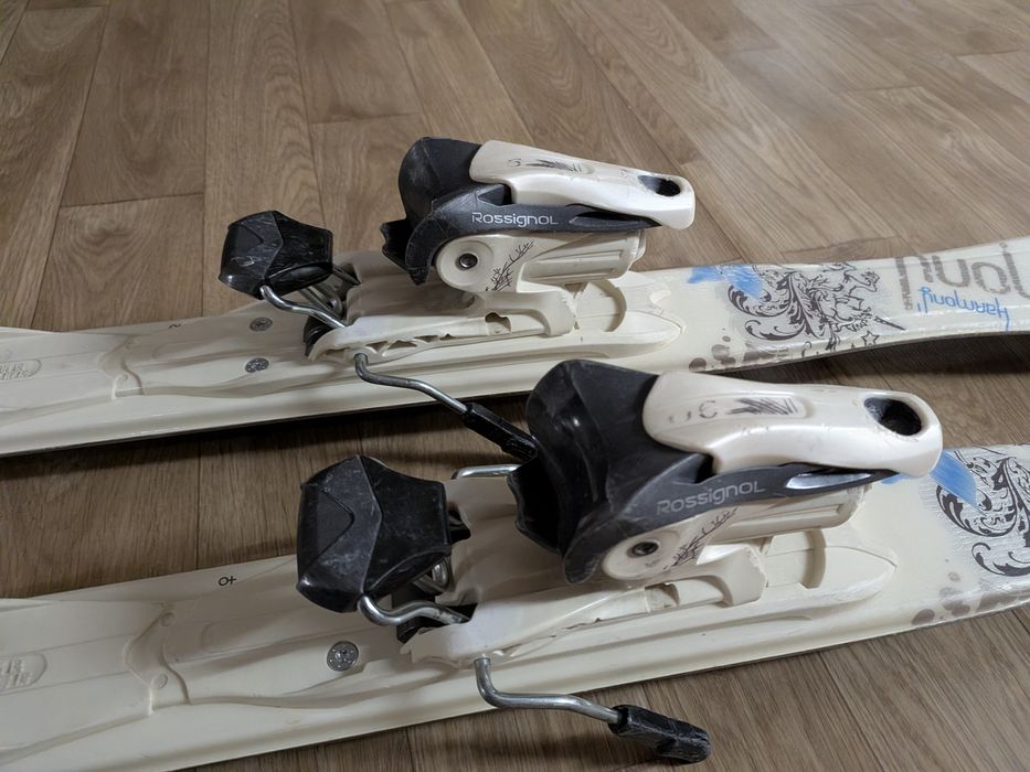 Schiuri Rossignol Harmony 154 cm cu legaturi usoare carving all mountain incepatori fete femei