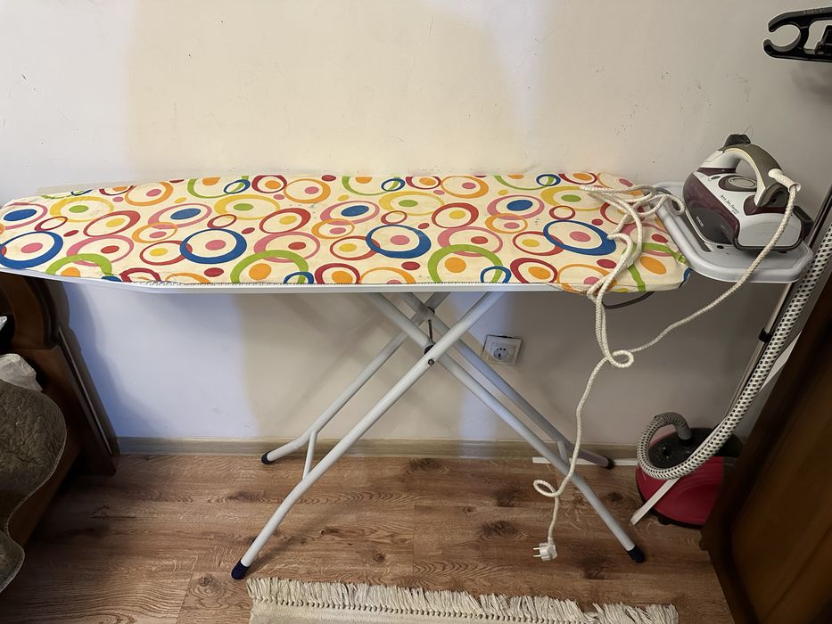 Утюг и гладельная доска