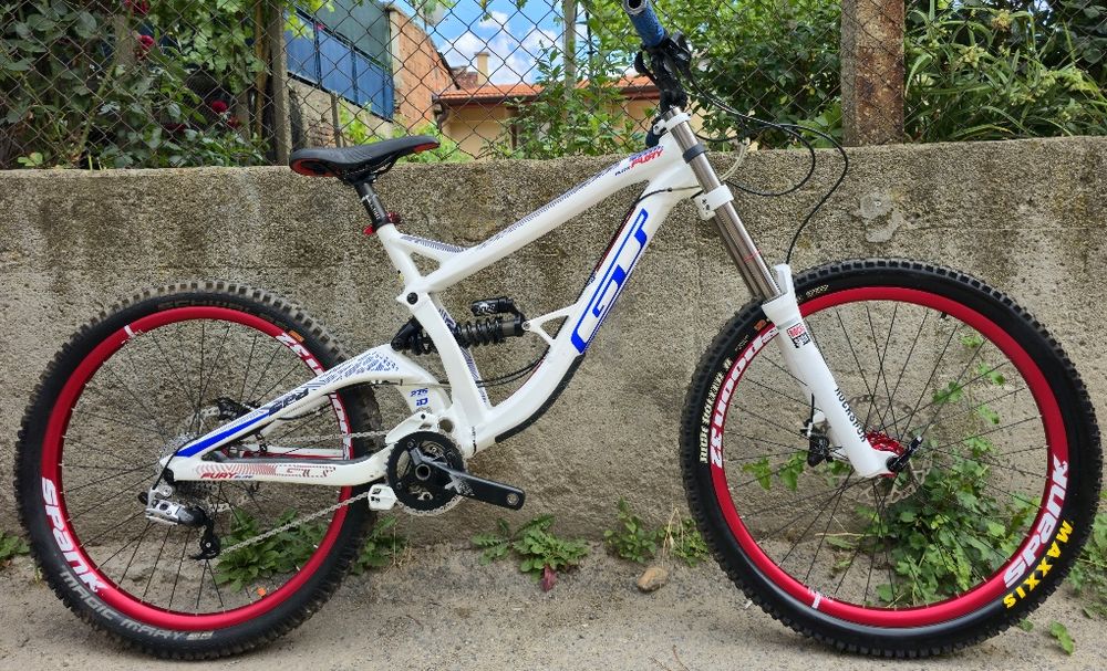 GT Fury 27.5 Expert Downhill,  Rockshox Domain, Fox Shox Алуминиев велосипед