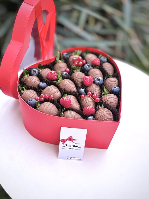 Подарочные боксы, клубника в шоколаде, цветы
