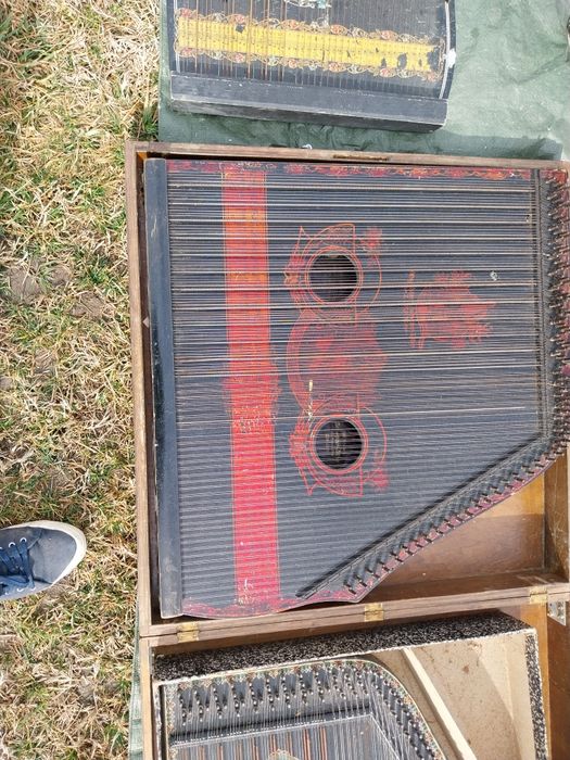 Vind Gitarr Zither la prețul de 300 lei și cele mari la 500 lei bucata