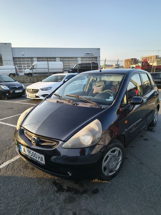 Продавам черна Honda Jazz