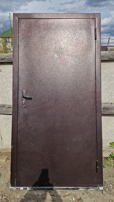 Продам входную  дверь