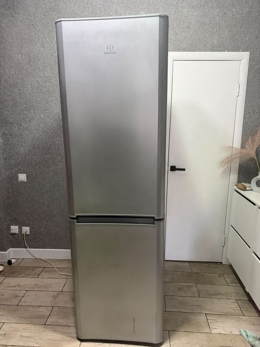 Холодильник Indesit