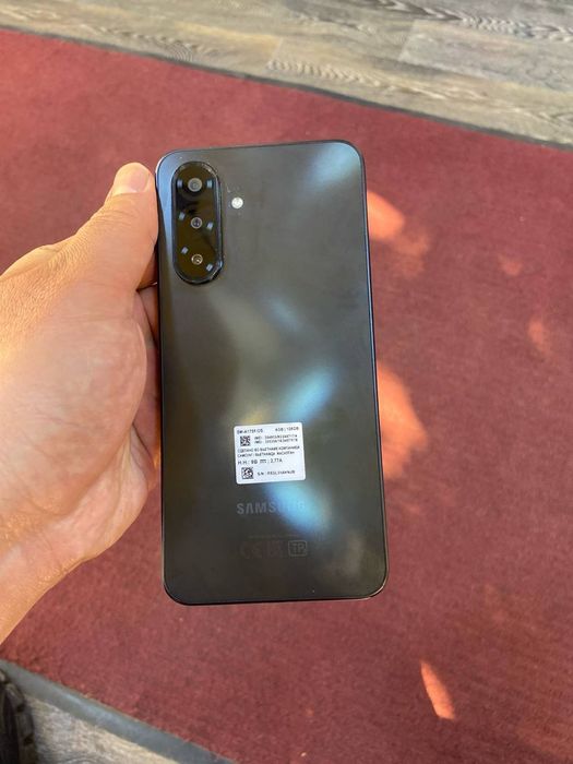 Galaxy A17 yengide ayol kishi cheholda tutgan,