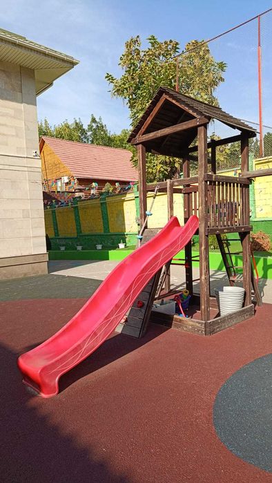 Детская игровая площадка с горкой