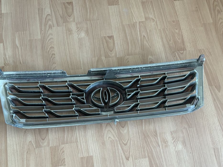 Решетка радиатора Land Cruiser 100