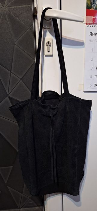 Продавам тоте чанта от чер естествен велур