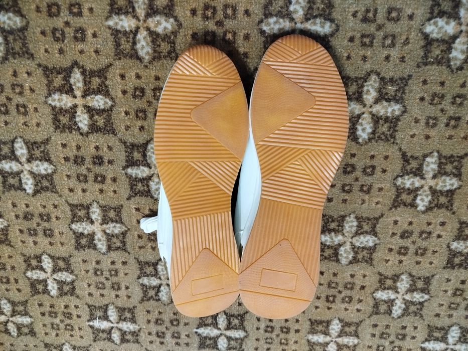 Продам кроссовки