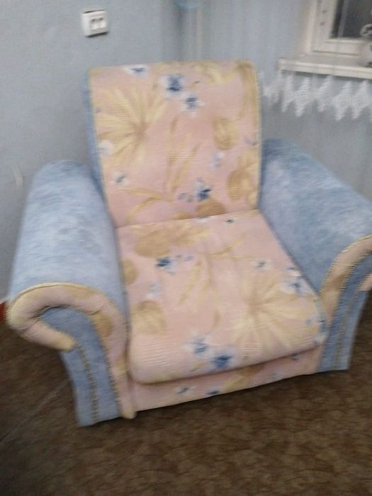 Продам диван и два кресла