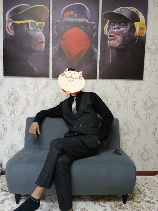 Отличный костюм.