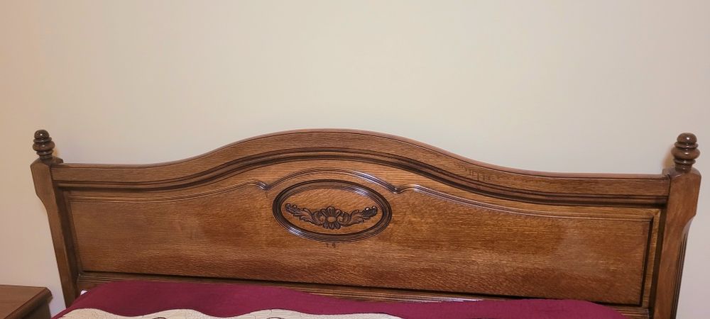 Pat dormitor din lemn masiv plus saltea si 2 noptiere