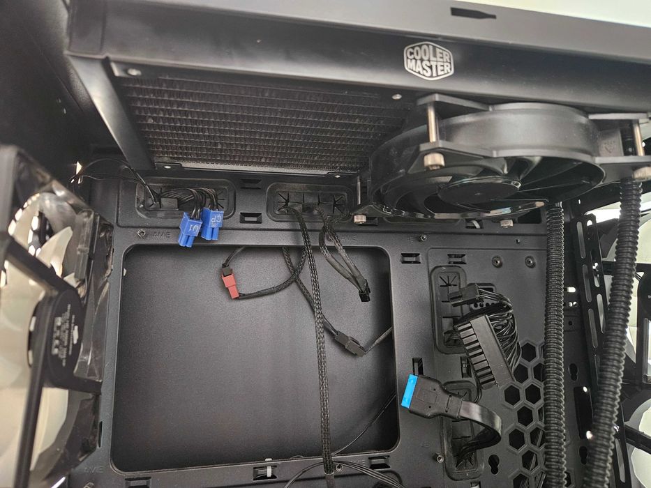 Carcasa Silentium PC ATX si SSD