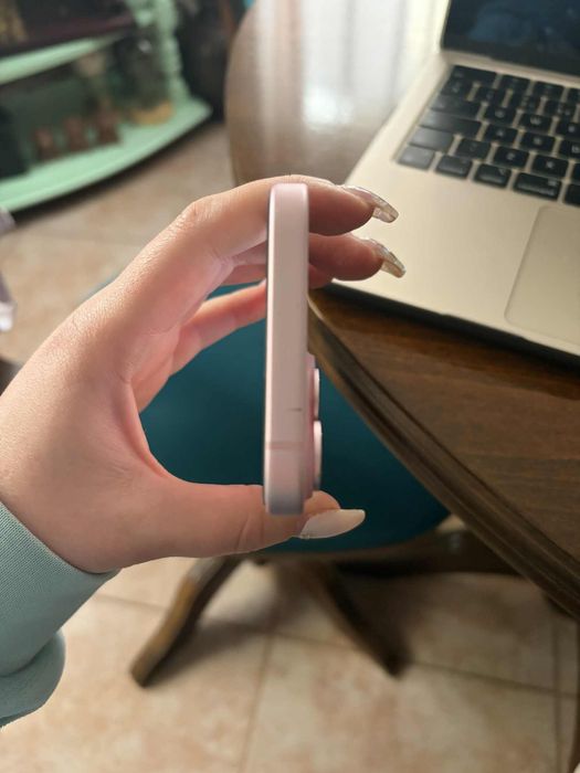 Продавам iPhone 15-pink 128GB