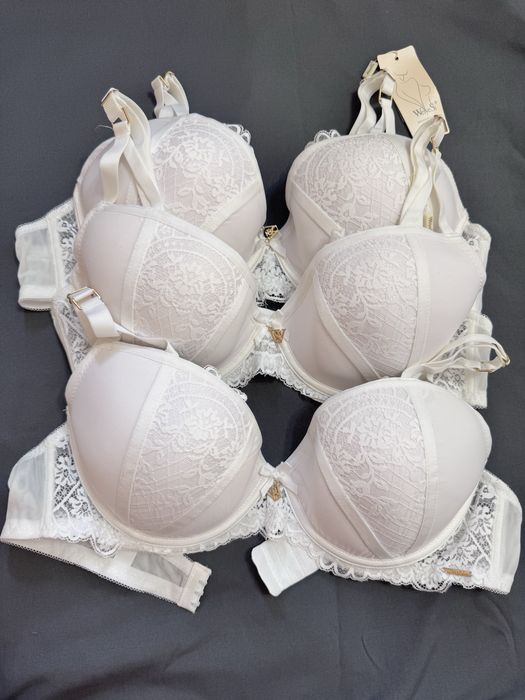 Бюстгальтеры.