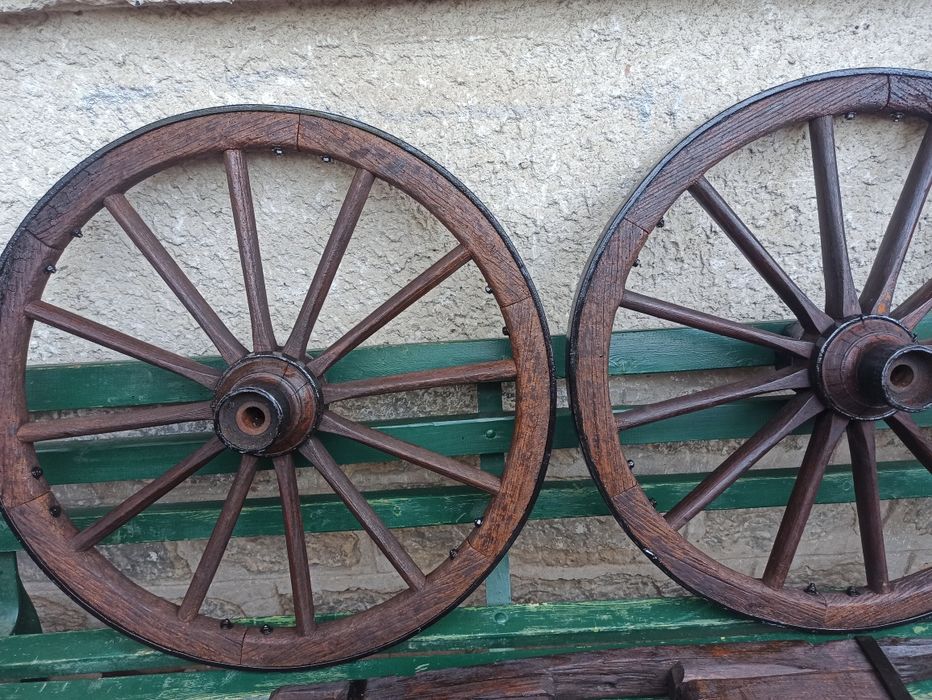 Реновирани стари колела от каруца