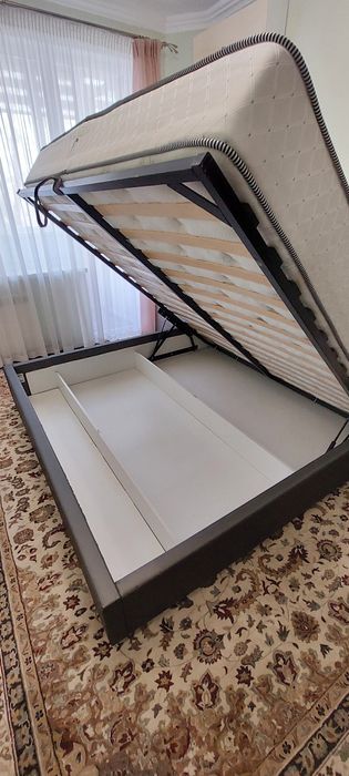 Кровать, стол, тумбы