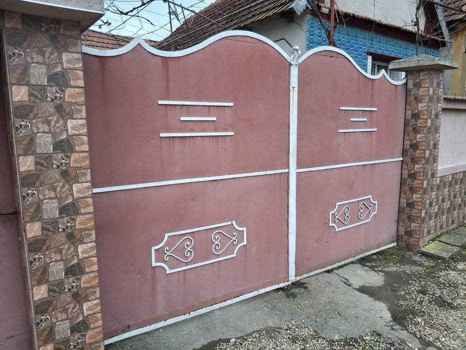 Vând poartă în stare bună